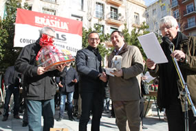 El conseller Pelegrí entregando el trofeo de ganador a Jaume Solé, de la Juncosa del Montmell.